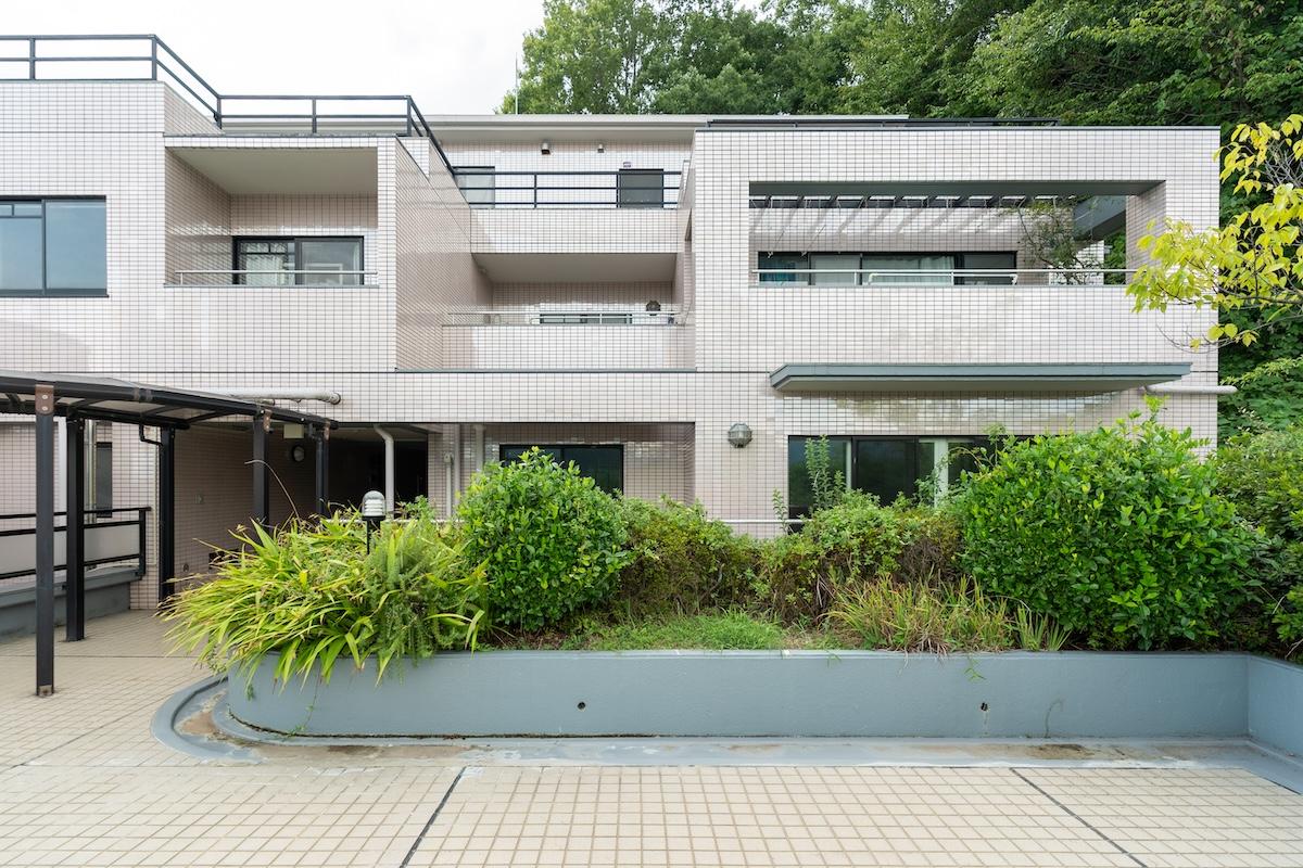 宝塚市花屋敷松ガ丘の賃貸物件/自然がすぐそばにある丘の上のマンション