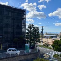 神戸市灘区鶴甲の売買物件/2Fからの景色、お隣の団地とキノコの鶴甲公園。奥には海が見えます。