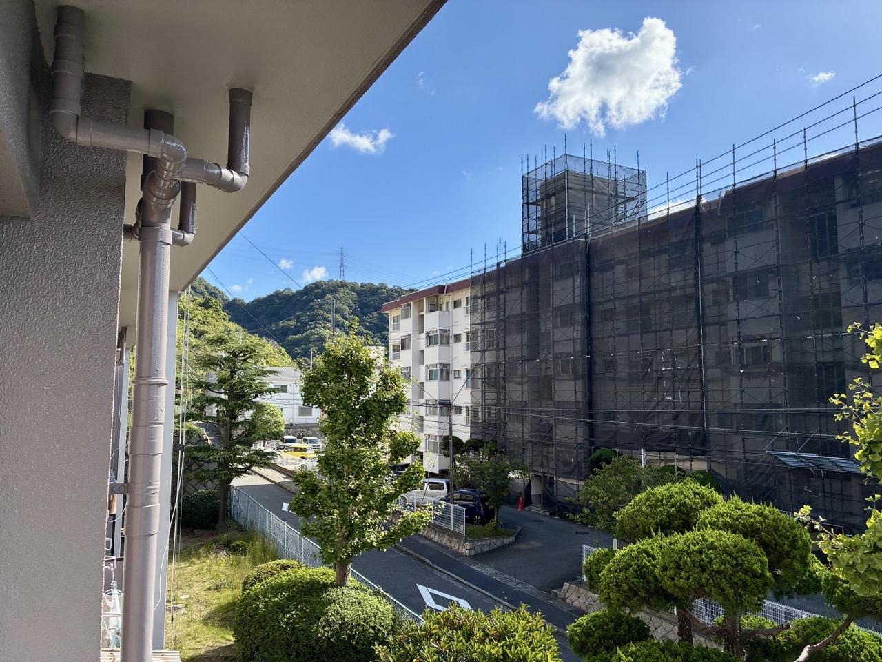 神戸市灘区鶴甲の売買物件/逆を向けば山並み。今は前の団地が修繕工事中。