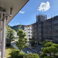 神戸市灘区鶴甲の売買物件/逆を向けば山並み。今は前の団地が修繕工事中。