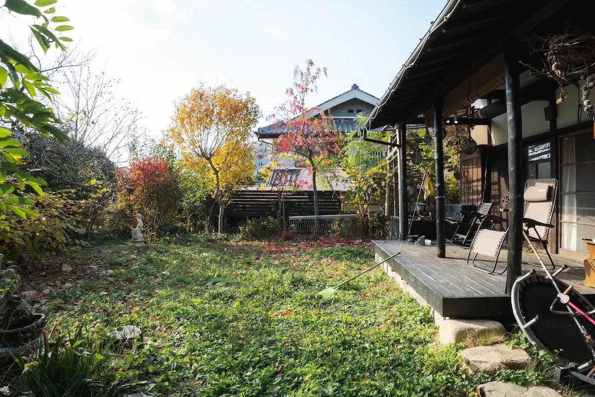 神戸市北区有野町唐櫃の売買物件/庭とウッドデッキの関係が良き