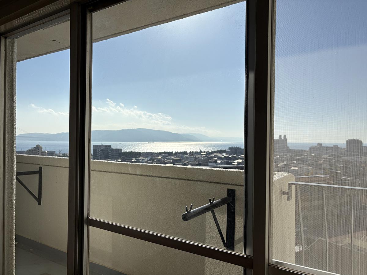 明石市東野町の売買物件/部屋に入ると島と海が見えます