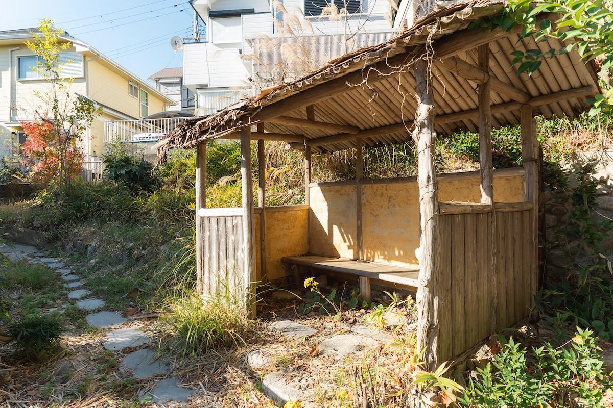 神戸市北区鈴蘭台西町の売買物件/茶室手前の外露地には「腰掛待合」も