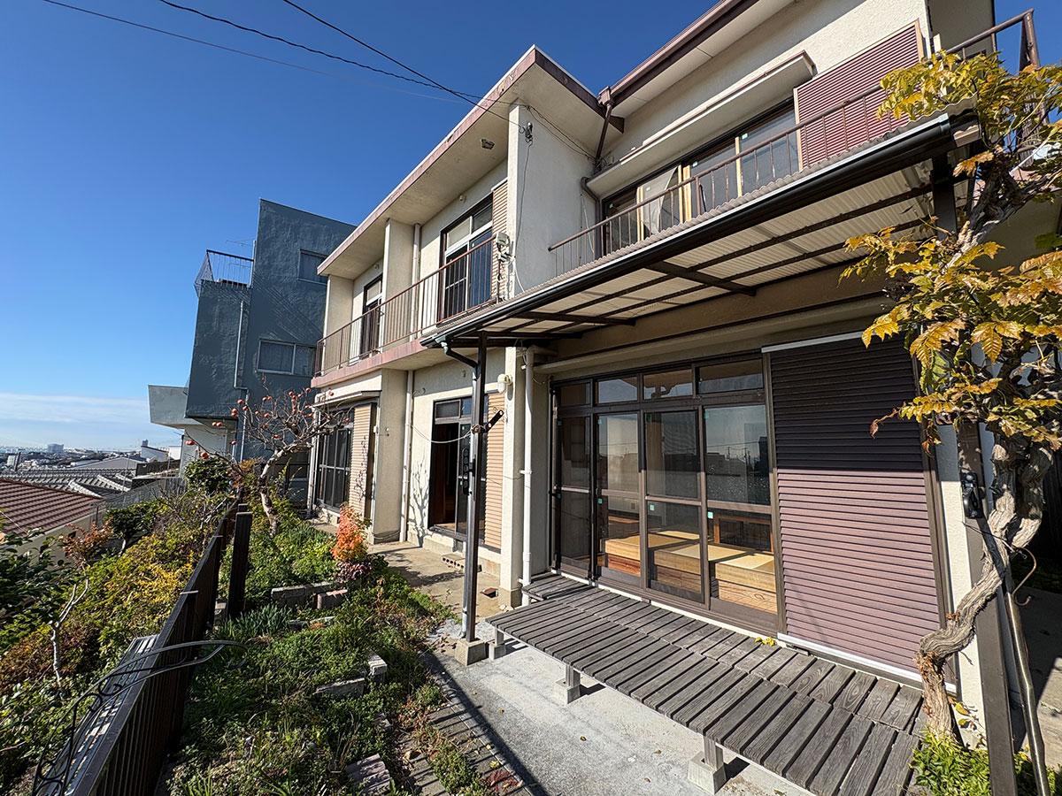 神戸市垂水区美山台の売買物件/庭からの外観