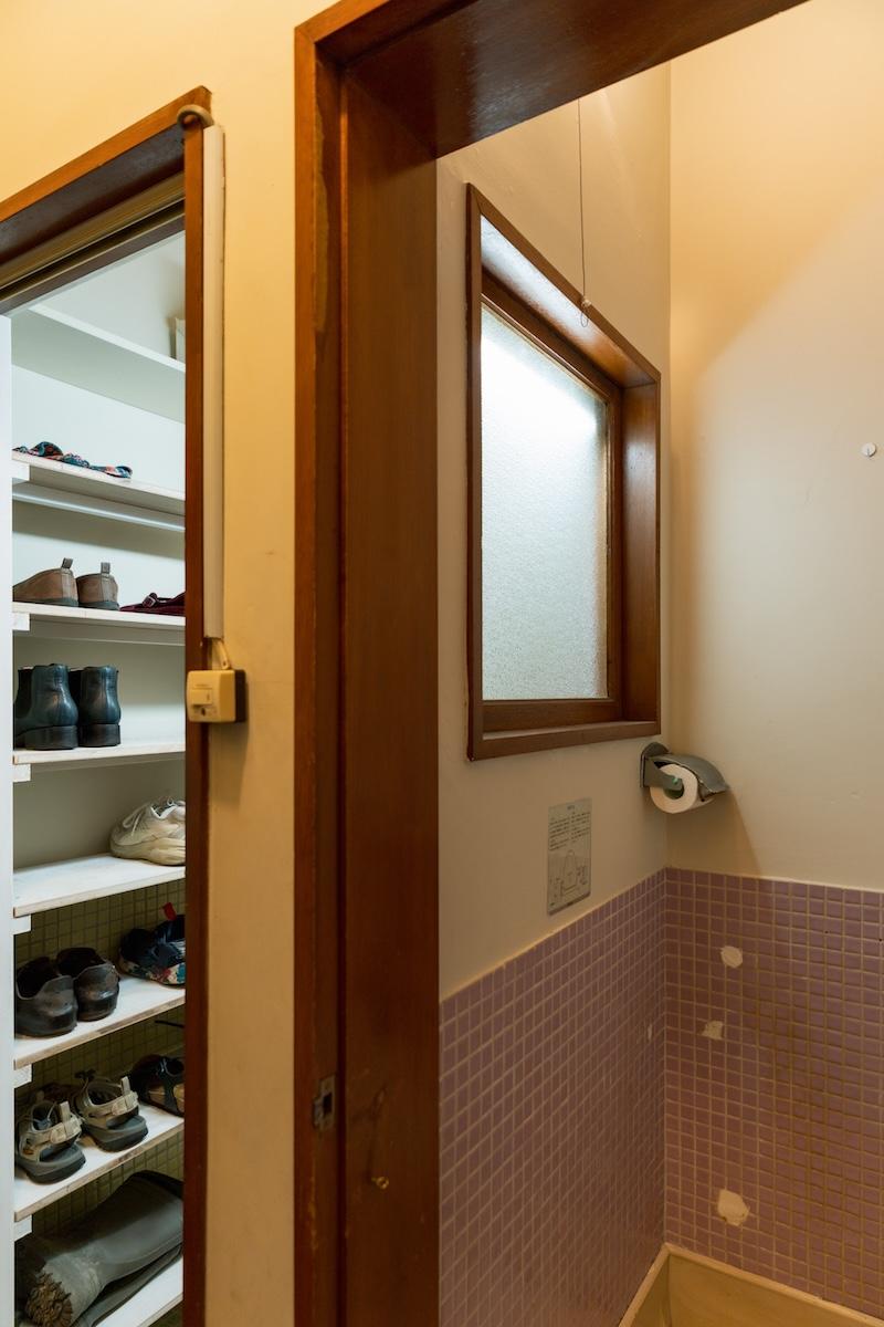神戸市東灘区岡本の賃貸物件/トイレとシューズクロークの間に小窓