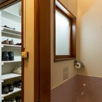 神戸市東灘区岡本の賃貸物件/トイレとシューズクロークの間に小窓