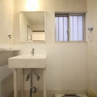 尼崎市杭瀬南新町の賃貸物件/照明、ミラー、洗面陶器の統一感。