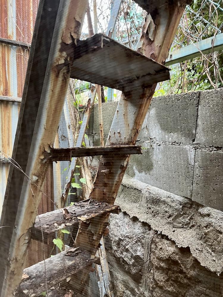 神戸市兵庫区熊野町の賃貸物件/ものみやぐらへと続く外階段