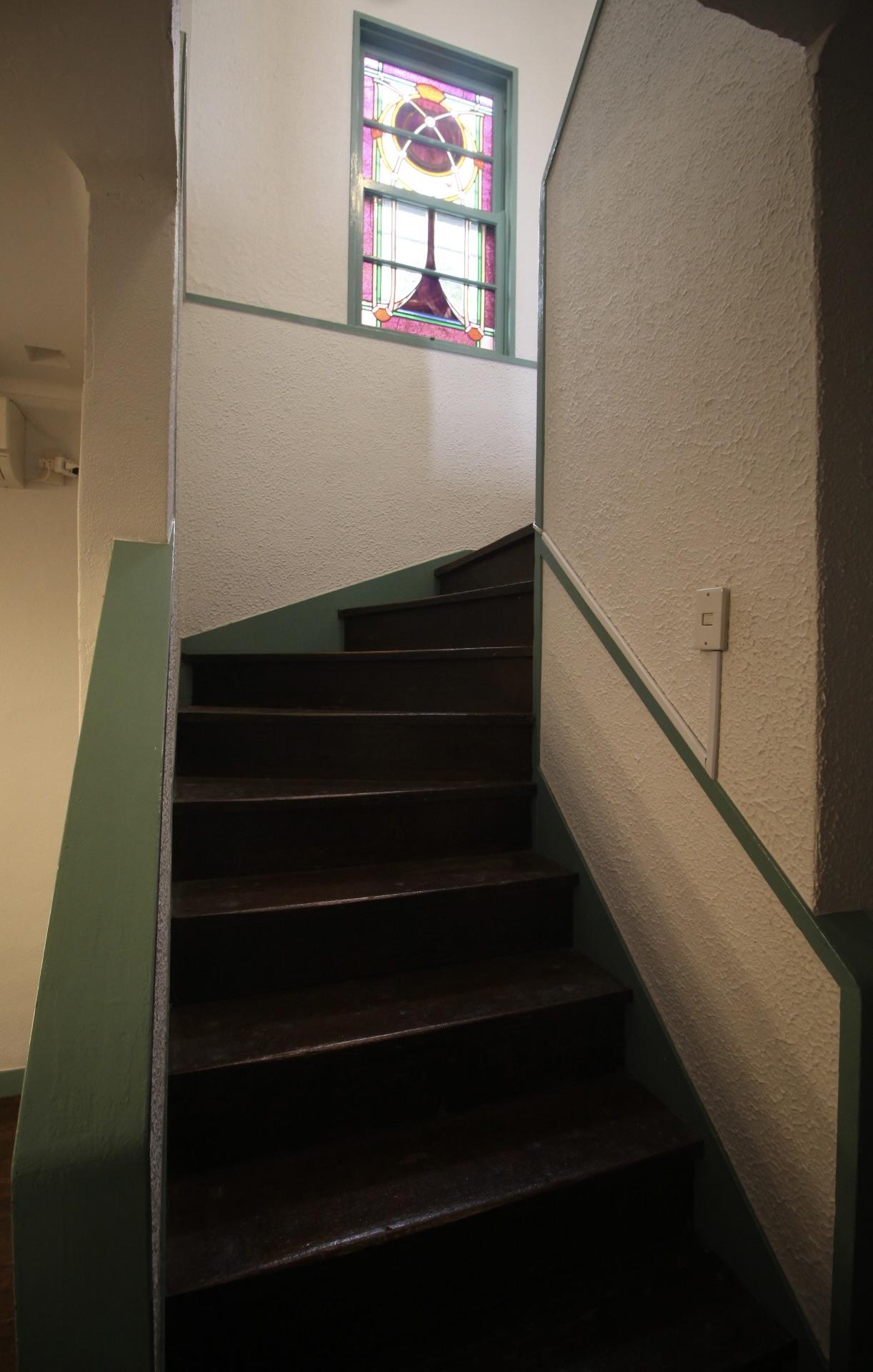 神戸市中央区北野町の賃貸物件/階段にも、ステンドグラスから光が差し込みます。