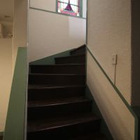 神戸市中央区北野町の賃貸物件/階段にも、ステンドグラスから光が差し込みます。