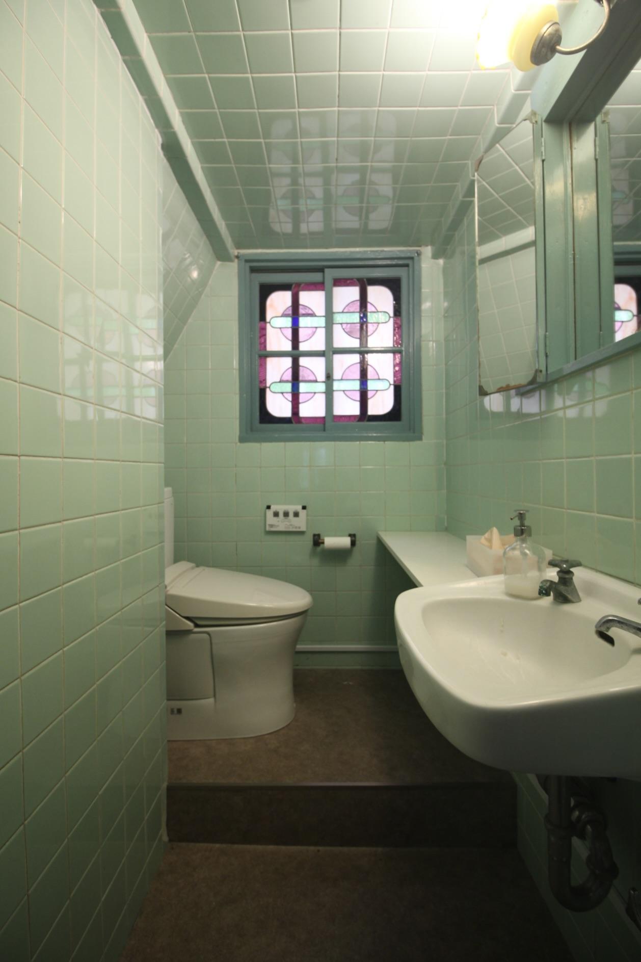 神戸市中央区北野町の賃貸物件/トイレにもステンドグラスが健在。