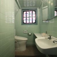 神戸市中央区北野町の賃貸物件/トイレにもステンドグラスが健在。