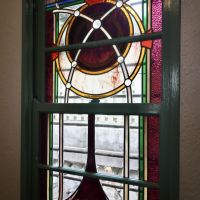 神戸市中央区北野町の賃貸物件/上げ下げ窓にステンドグラス。異人館らしいディテール。