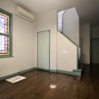 神戸市中央区北野町の賃貸物件/ステンドグラスが出迎えてくれる玄関。