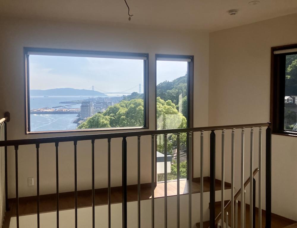 神戸市垂水区塩屋町の売買物件/外国人住居のようなゆったり玄関ホール。景色と連なる開放感。