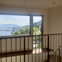 神戸市垂水区塩屋町の売買物件/外国人住居のようなゆったり玄関ホール。景色と連なる開放感。