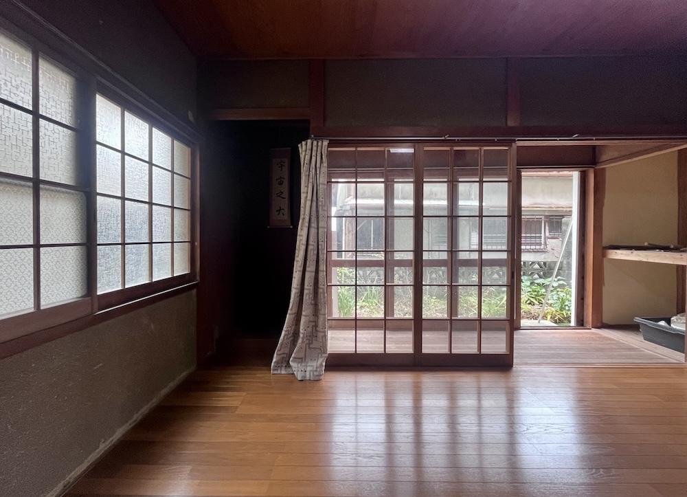 神戸市長田区西山町の売買物件/明るい居間、南側には小さな花壇