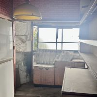 神戸市灘区篠原中町の売買物件/調理室。窓の建て付けが悪く、開いた状態になっています。