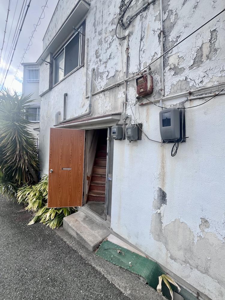 神戸市灘区篠原中町の売買物件/そそられる2階住居への入り口。