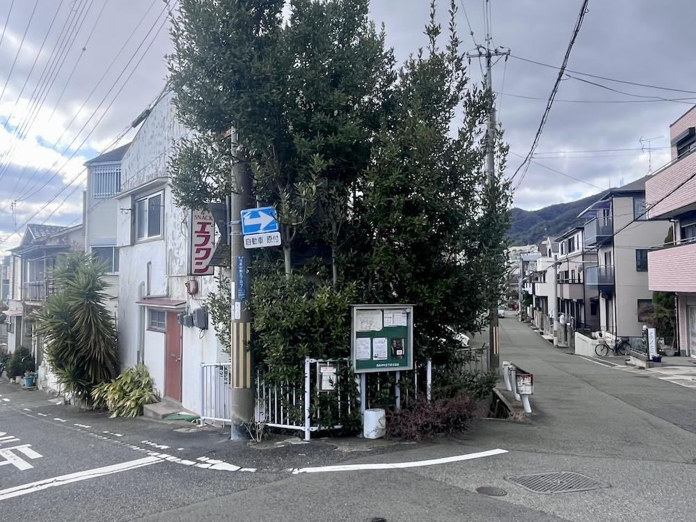 神戸市灘区篠原中町の売買物件/2方道路に面した角地で、住宅街ながら視認性の良い立地。