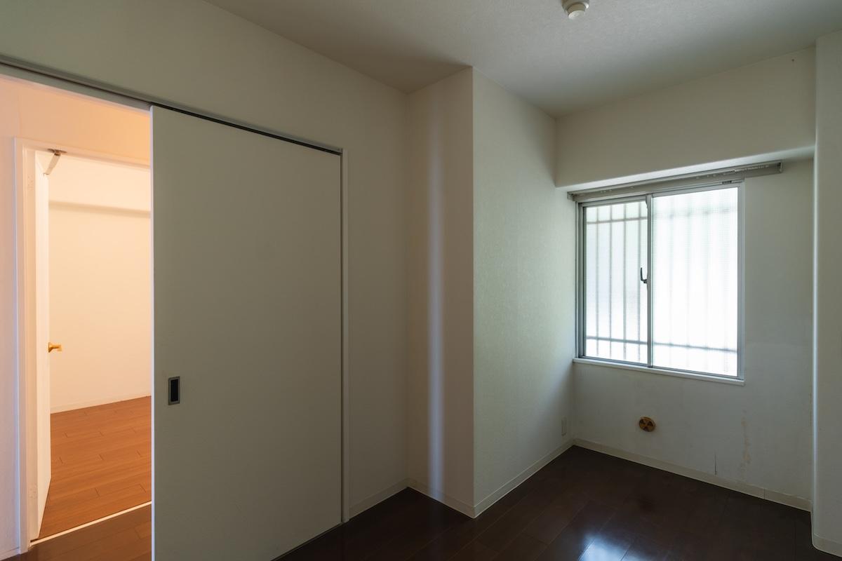 神戸市長田区高取山町の売買物件/玄関入って左手の洋室。どの部屋にも収納があって嬉しい。