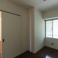 神戸市長田区高取山町の売買物件/玄関入って左手の洋室。どの部屋にも収納があって嬉しい。