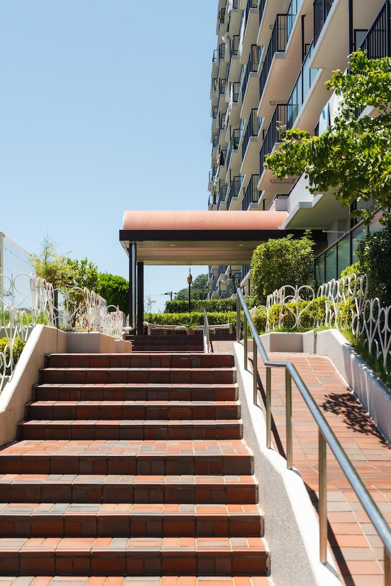 神戸市長田区高取山町の売買物件/植栽とレンガ敷が素敵なマンションアプローチ