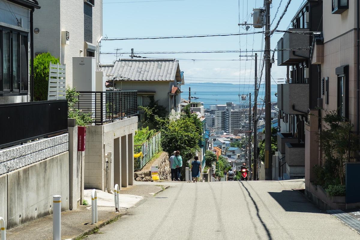神戸市長田区高取山町の売買物件/海に向かって歩くような駅までの坂道