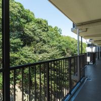 神戸市長田区高取山町の売買物件/玄関を出るとすぐ北に山が迫る