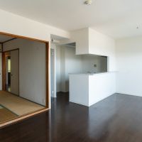 神戸市長田区高取山町の売買物件/リビングルームに和室が隣接しています