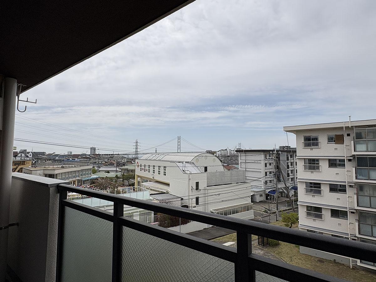 神戸市垂水区狩口台の賃貸物件/眺望、遠くに明石海峡大橋