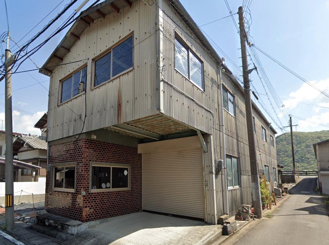 たつの市龍野町北龍野の売買物件/かわいいタイルの上に乗る工業感がなんだか船にも見えてくるような外観