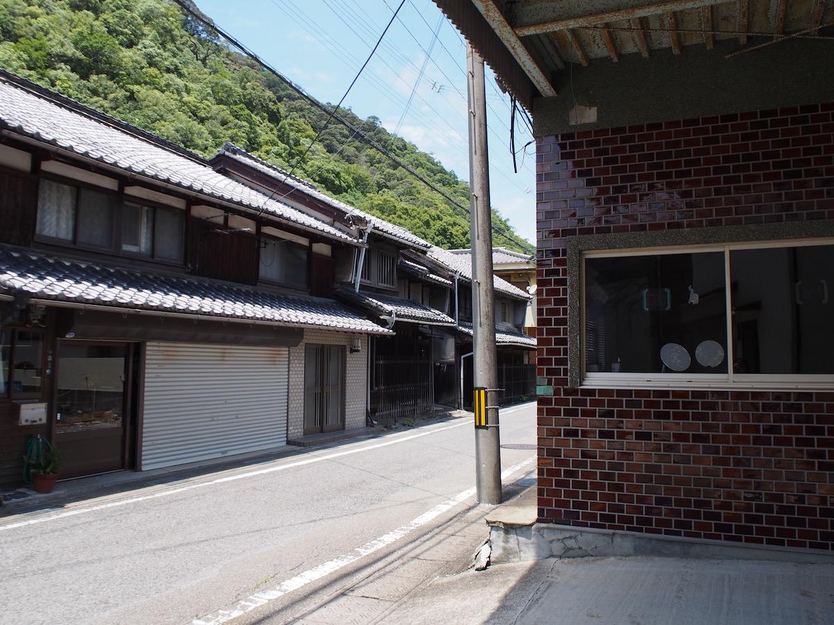たつの市龍野町北龍野の売買物件/通りは歴史的な雰囲気を醸し、山も目の前