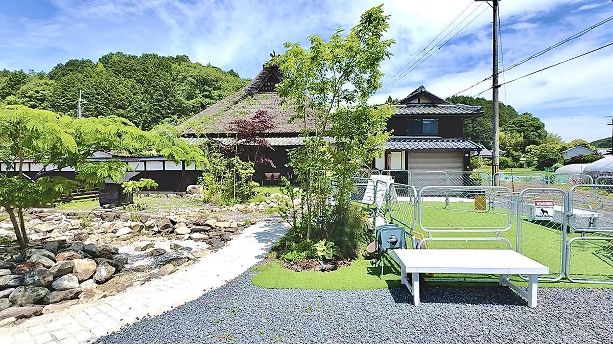 丹波篠山市北嶋の売買物件/庭からの外観。晴れの日はこんな感じです。