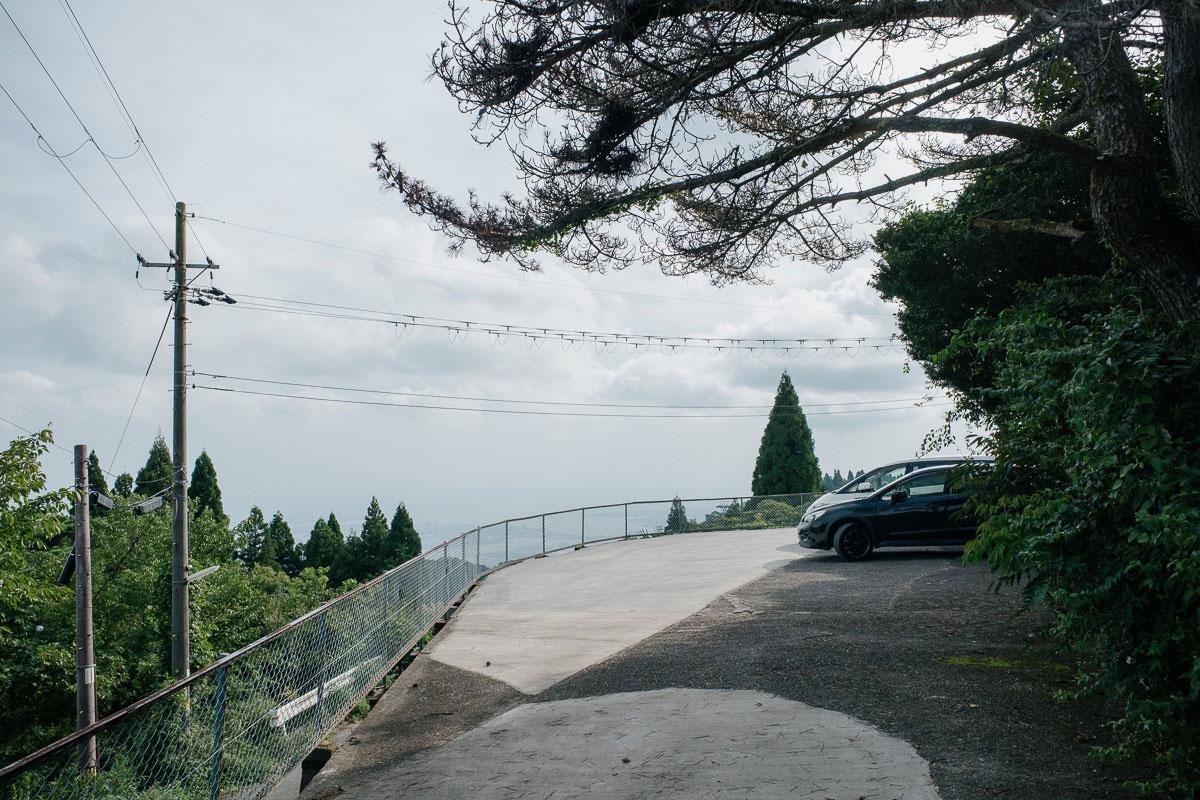 神戸市灘区六甲山町西谷山の売買物件/見晴らしの良い駐車スペースもある。