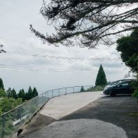 神戸市灘区六甲山町西谷山の売買物件/見晴らしの良い駐車スペースもある。