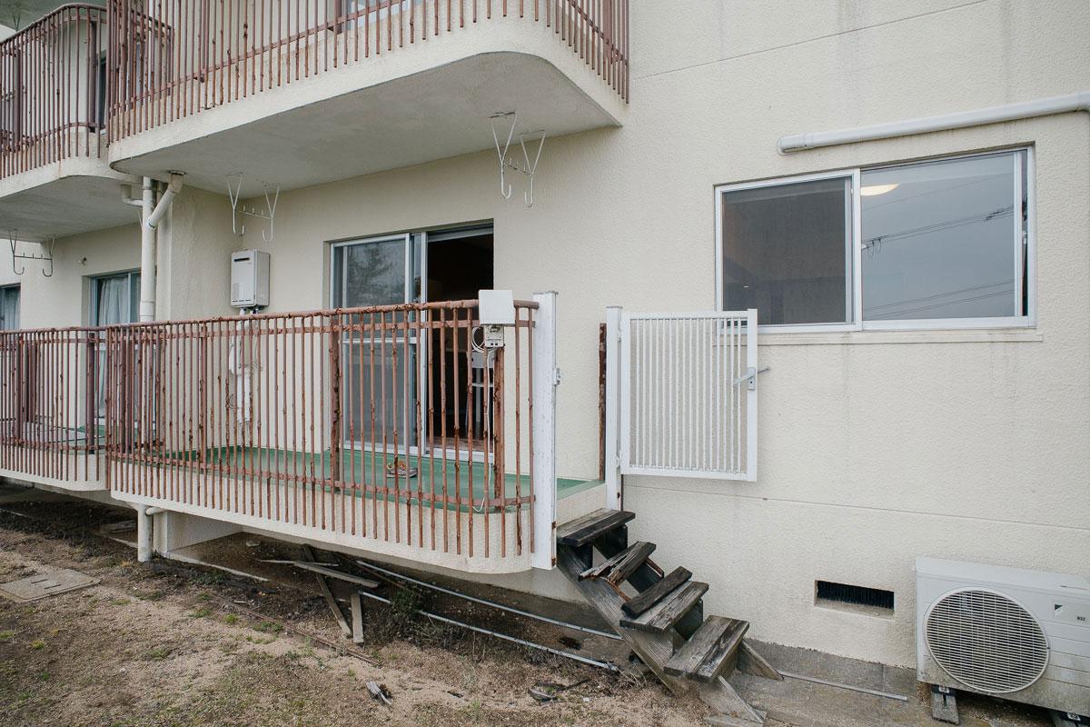 神戸市灘区六甲山町西谷山の売買物件/ベランダからの階段は補修が必要。