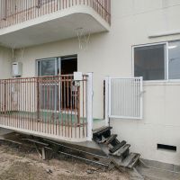 神戸市灘区六甲山町西谷山の売買物件/ベランダからの階段は補修が必要。
