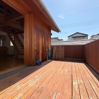 明石市西明石北町の売買物件/2Fウッドデッキのバルコニー