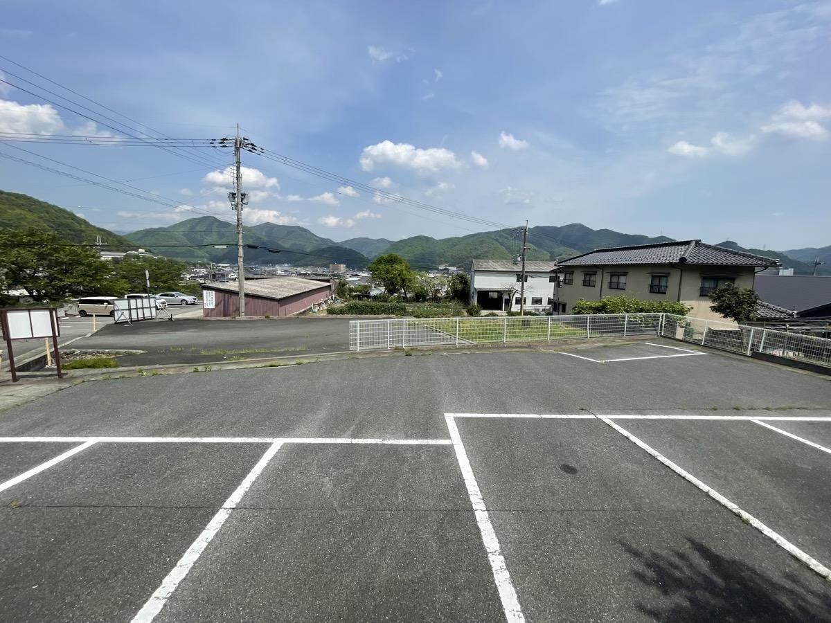 宍粟市山崎町上寺の売買物件/園庭から駐車スペースを見ると山まですーっと視界が開けます