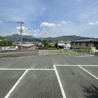 宍粟市山崎町上寺の売買物件/園庭から駐車スペースを見ると山まですーっと視界が開けます
