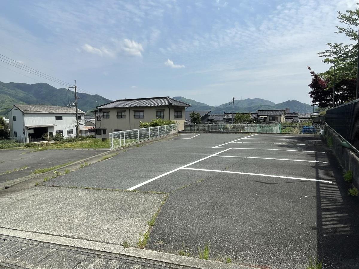 宍粟市山崎町上寺の売買物件/２箇所ある駐車場スペース
