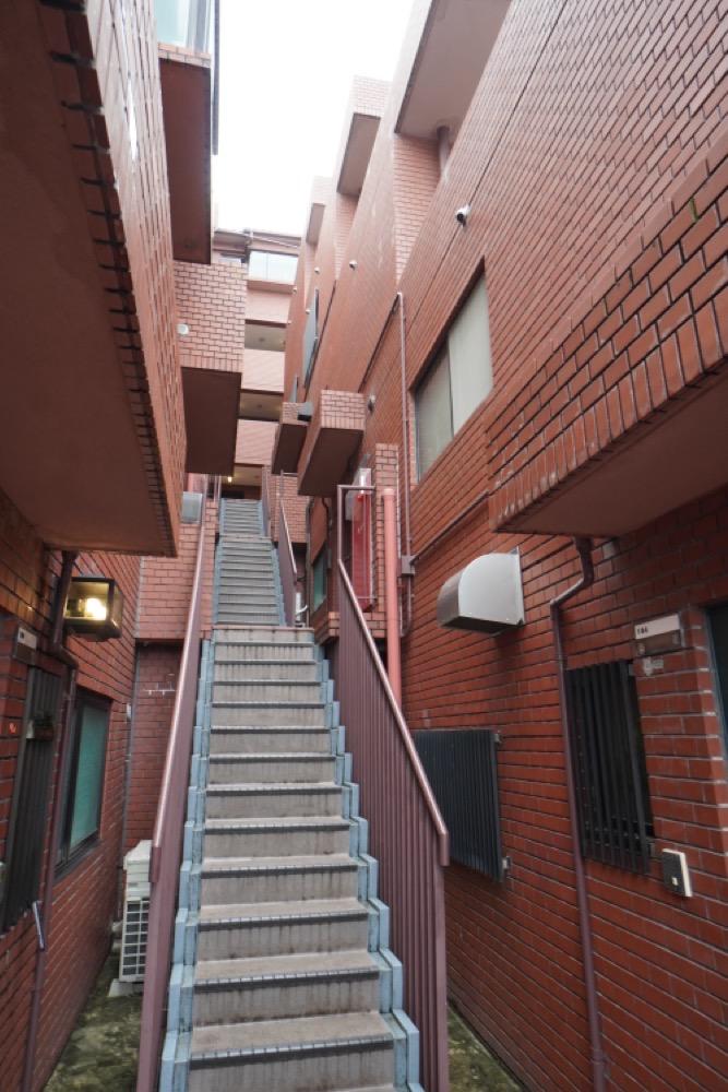 神戸市東灘区西岡本の売買物件/レンガの壁に挟まれ、まるで別世界。