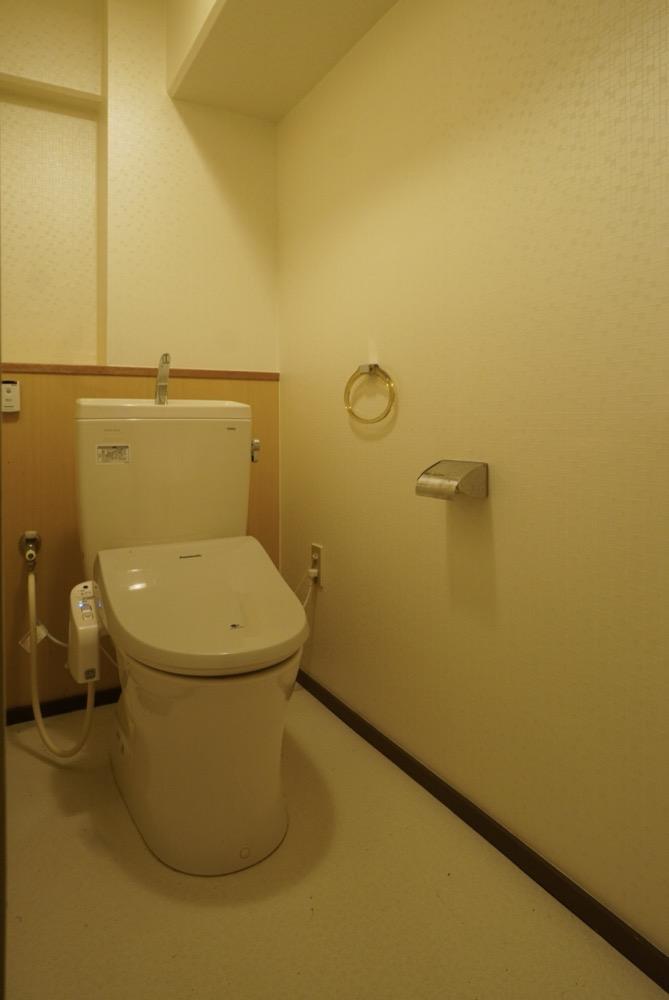 神戸市東灘区西岡本の売買物件/トイレはそのまま使えそう。