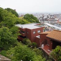 神戸市東灘区西岡本の売買物件/近くから見ても存在感があります。