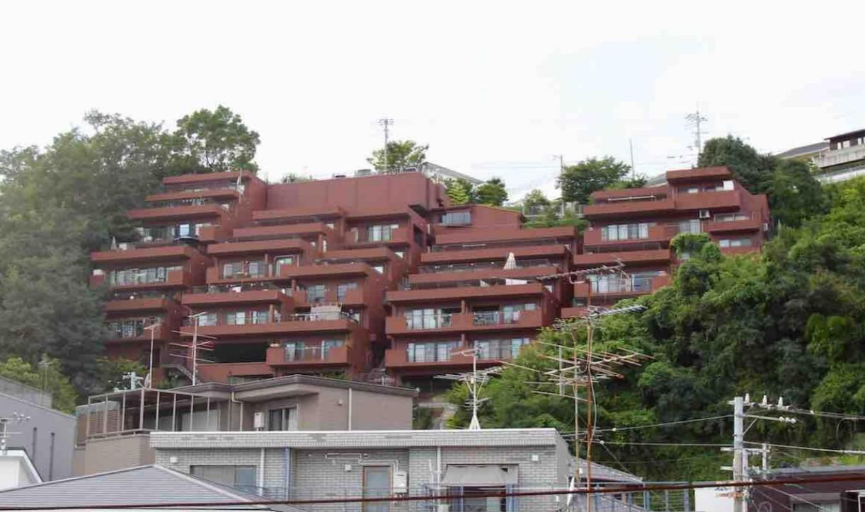 神戸市東灘区西岡本の売買物件/緑に囲まれた風格あるひな壇マンション。