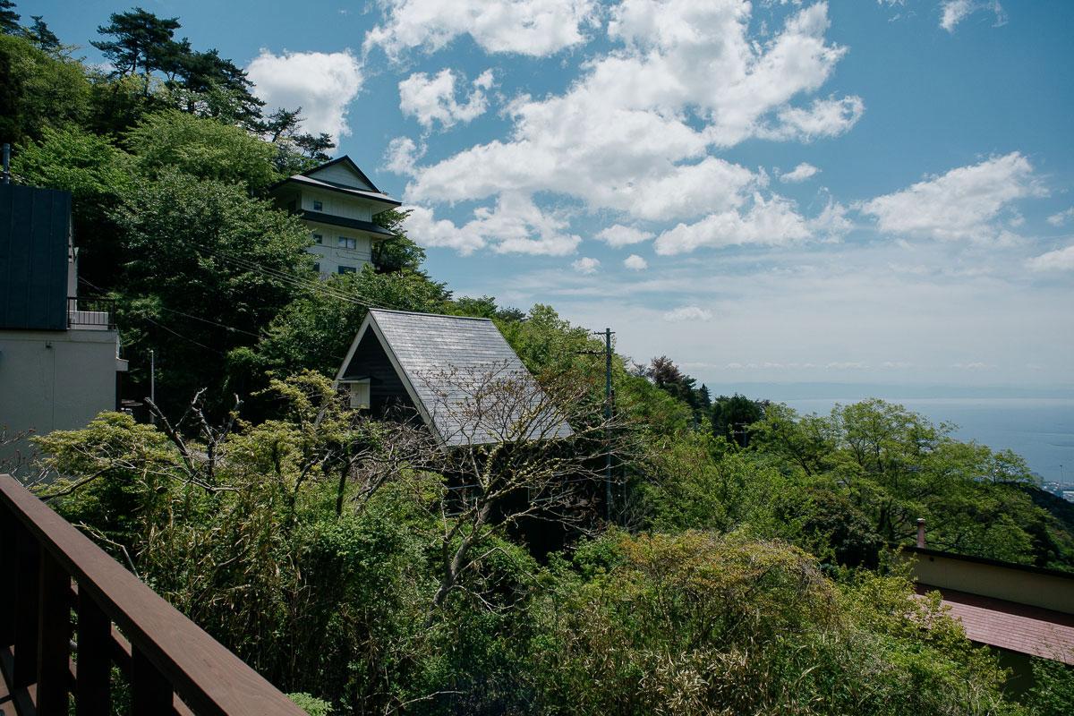 神戸市灘区六甲山町の売買物件/ご近所のとんがり屋根も可愛らしい