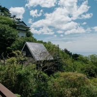 神戸市灘区六甲山町の売買物件/ご近所のとんがり屋根も可愛らしい