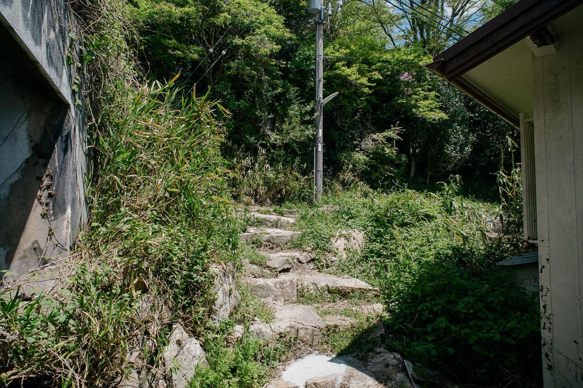 神戸市灘区六甲山町の売買物件/玄関へのアプローチは舗装予定