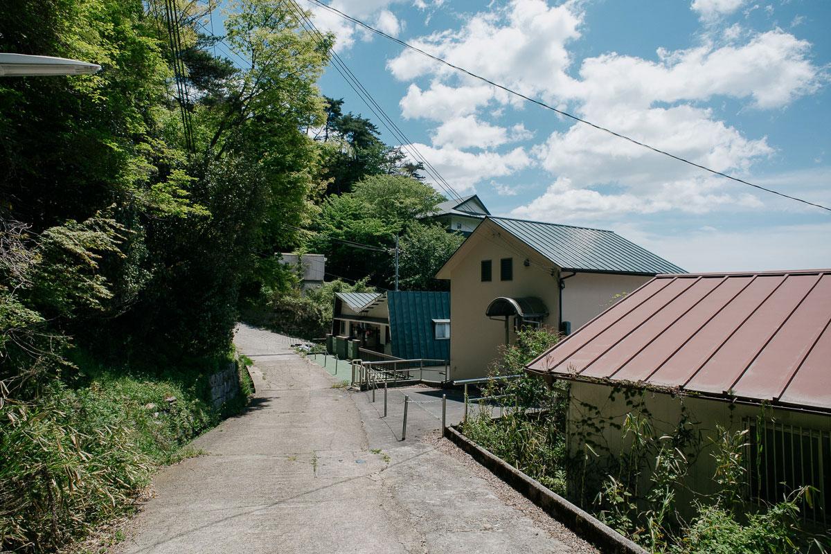 神戸市灘区六甲山町の売買物件/アクセスの道路こちらからアプローチを通って玄関へ